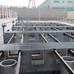 Het witte de Onderschepping van het de Tankvuil van de Waterzuiveringsinstallatie Primaire Sedimentatie Schoonmaken